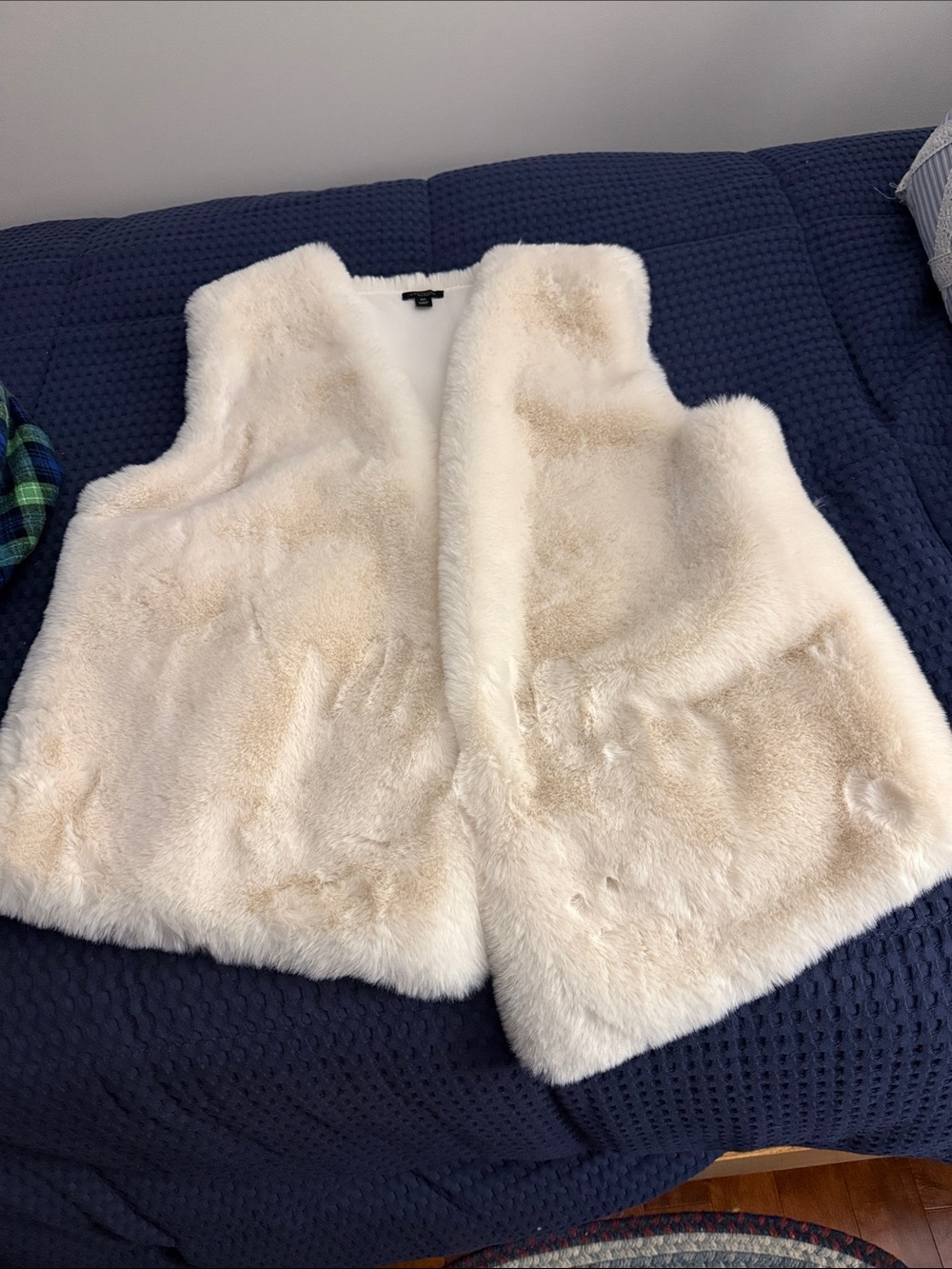 ANN TAYLOR- Soft Sleeveless Coat